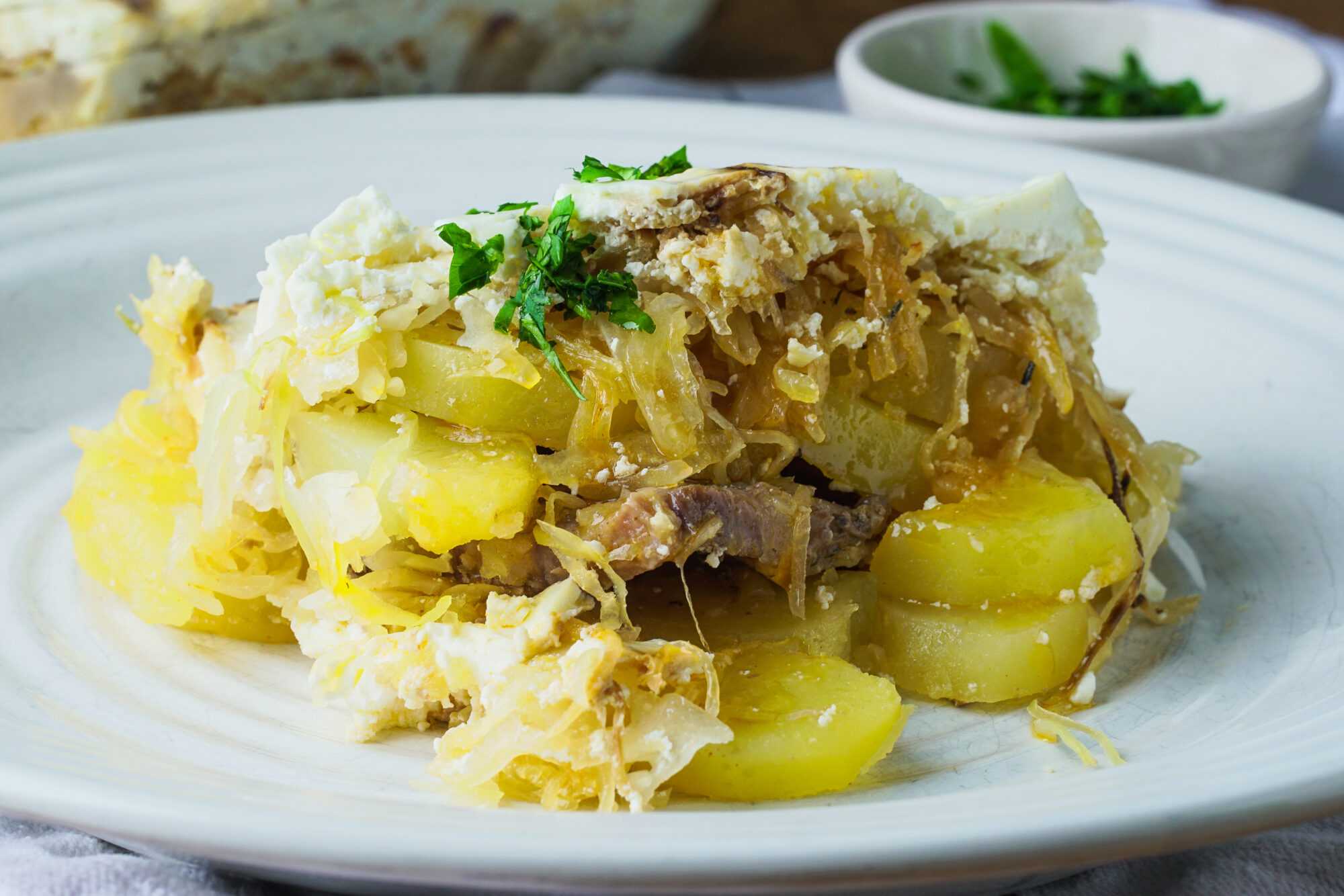 foodora market recept – Sertéstarja savanyú káposztával és karika burgonyával sütve